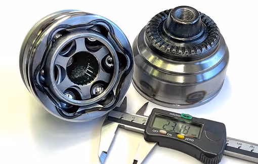 Drivknut med synliga splines och damask monterad på drivaxel